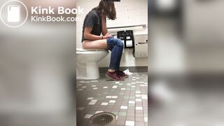 girl pooping on the toilet - video 22