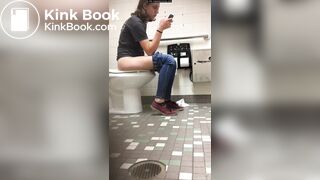 girl pooping on the toilet - video 22