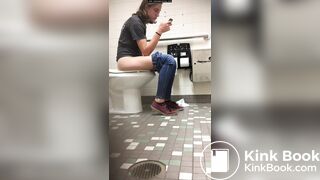 girl pooping on the toilet - video 22