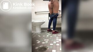 girl pooping on the toilet - video 22