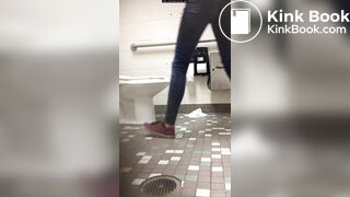 girl pooping on the toilet - video 22