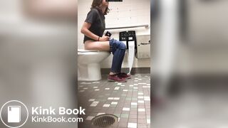 girl pooping on the toilet - video 22