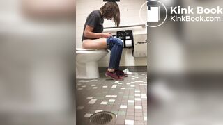 girl pooping on the toilet - video 22
