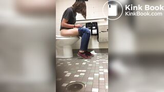 girl pooping on the toilet - video 22