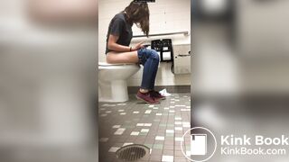 girl pooping on the toilet - video 22