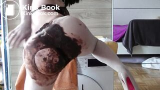 Babe shits into her sexy stockings