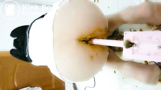 彼女は出す