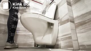Girl pooping on the toilet - video 40