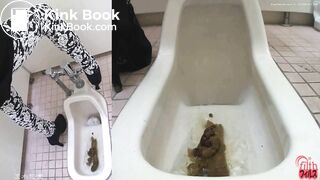 Japanese girls shitting (2/3)