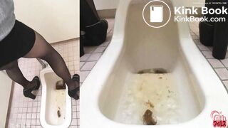 Japanese girls shitting (2/3)