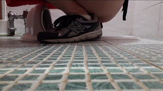 Korean girl pooping - video 31