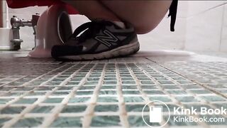 Korean girl pooping - video 31