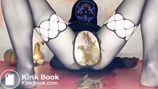 Sexy girl smears shit on her cunt