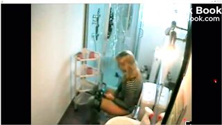 Blonde poo - video 2