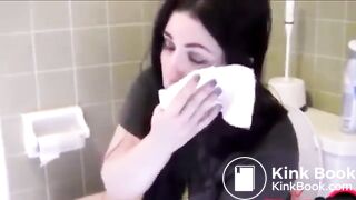 Girl poop on Toilett