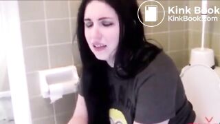 Girl poop on Toilett