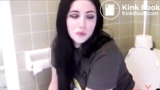 Girl poop on Toilett