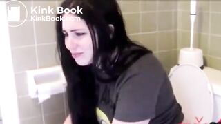 Girl poop on Toilett