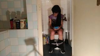 Girl pooping on the toilet - video 35