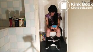 Girl pooping on the toilet - video 35