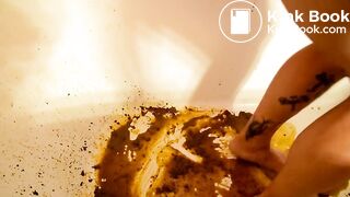 Девушка ставит клизьму - video 3