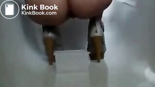 woman takes big dump in tupper box