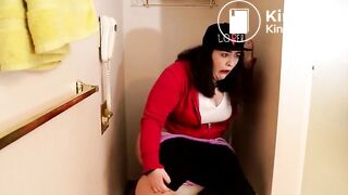 2 girls poop - video 2