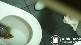 Visible Diarrhea and Farts by Mature Woman