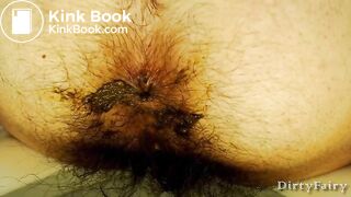 Femme poilue fait caca