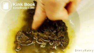 Femme poilue fait caca