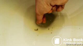 Femme poilue fait caca