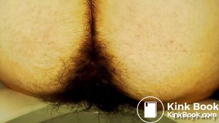 Femme poilue fait caca