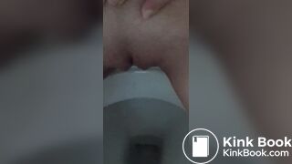 Elle chie puis lèche son étron