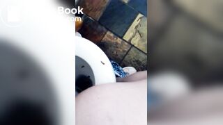 Elle chie puis lèche son étron