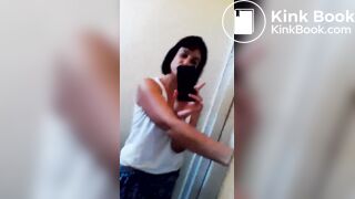 Elle chie puis lèche son étron