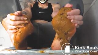 B chie sur ces pieds