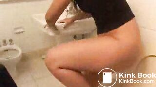 2 girls shitting while having a cigarette