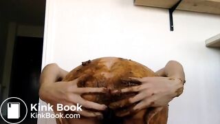 Française chie et joue avec