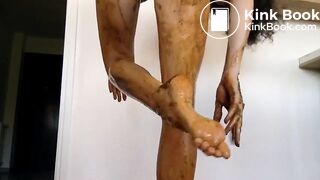 Française chie et joue avec