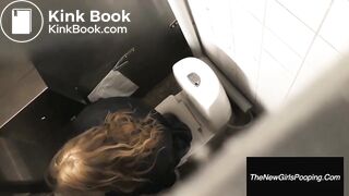 Girl pooping - video 114