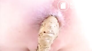 beautiful lady with a big ass crapping