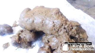 Ebony chick taking a nice shit