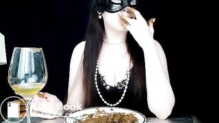 Wow, what a big meal! She is really hungry!!