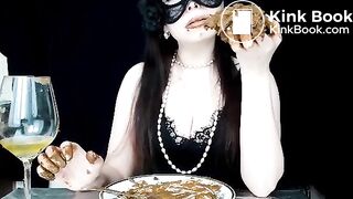 Wow, what a big meal! She is really hungry!!