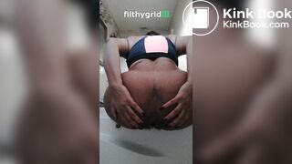 juicy ass shitting in tub