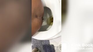 Ebony taking a dump - video 2