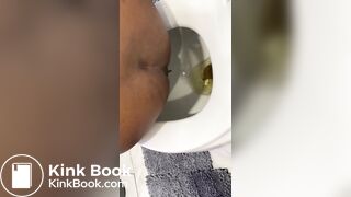 Ebony taking a dump - video 2