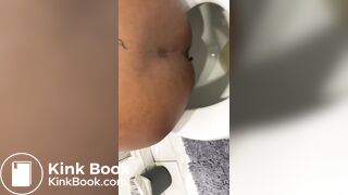 Ebony taking a dump - video 2