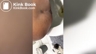 Ebony taking a dump - video 2