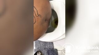 Ebony taking a dump - video 2